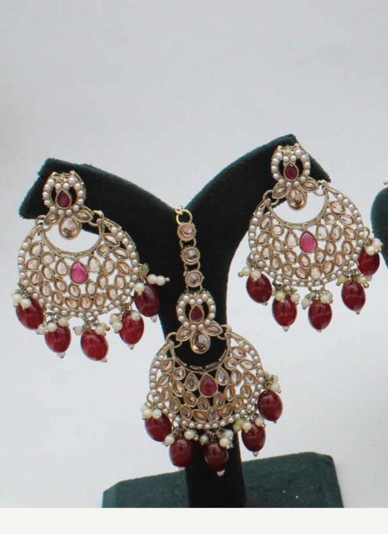 Stone Studded Necklace Choker Set With Maang Tikka in Maroon