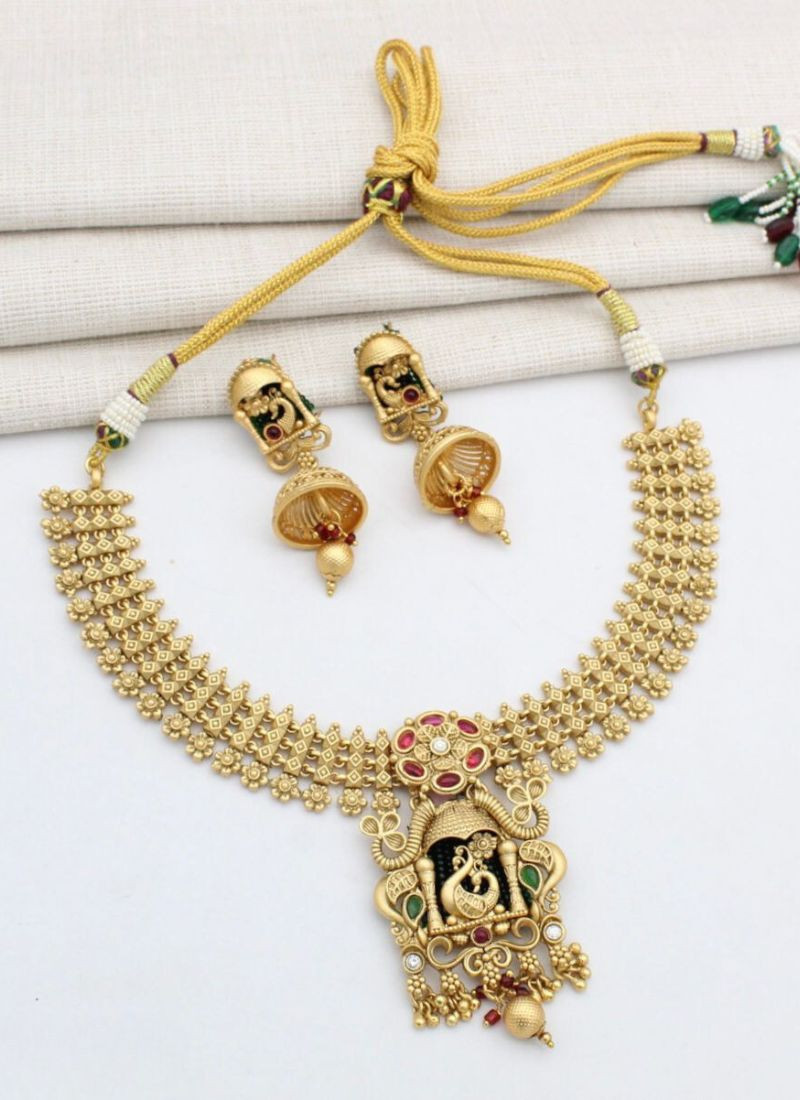 Stone Studded Necklace Set in Golden